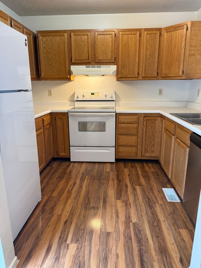 Building Photo - 3 Bedroom/2.5 Bath Townhome