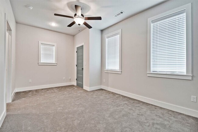 Building Photo - 930 S College Ave