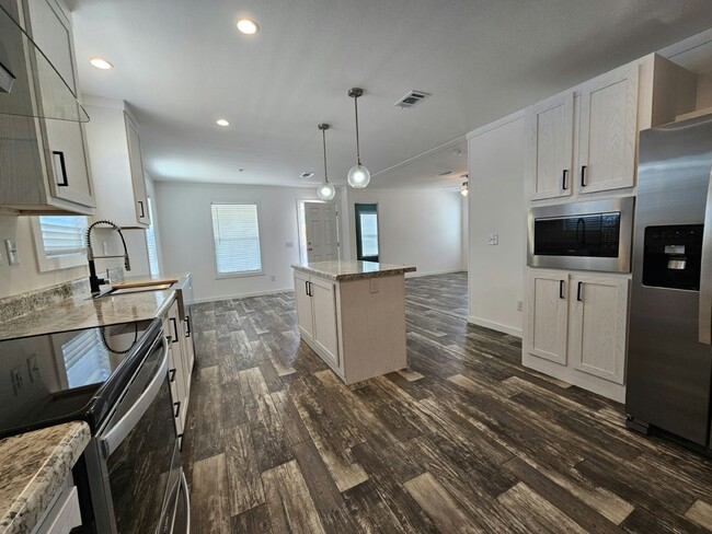 Building Photo - 6681 Hidden Oaks Dr