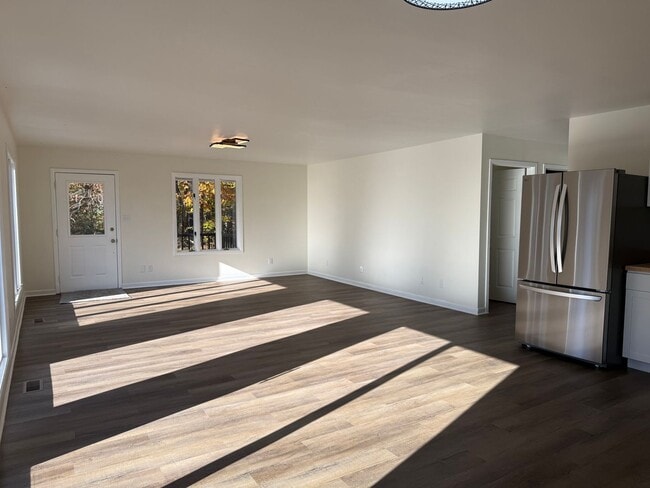 Building Photo - Newly renovated 3 Bedroom 3 Bathroom Home ...