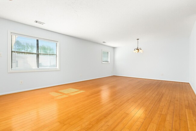 Building Photo - 449 N Donahue Dr