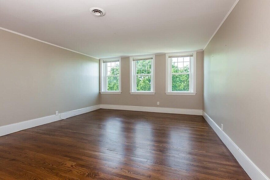Building Photo - 384 Riverway