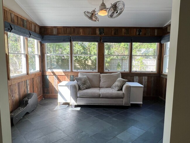 Building Photo - Updated Old Woodlands Plantation Home with Fenced Yard