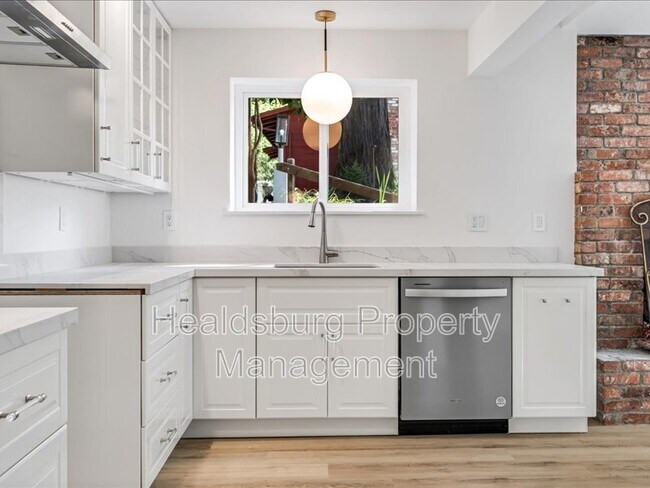 Building Photo - 2054 Madrone Ave