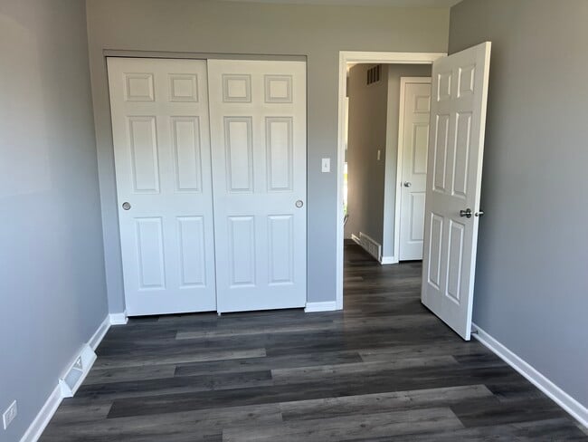 Building Photo - 385 Dover Ln