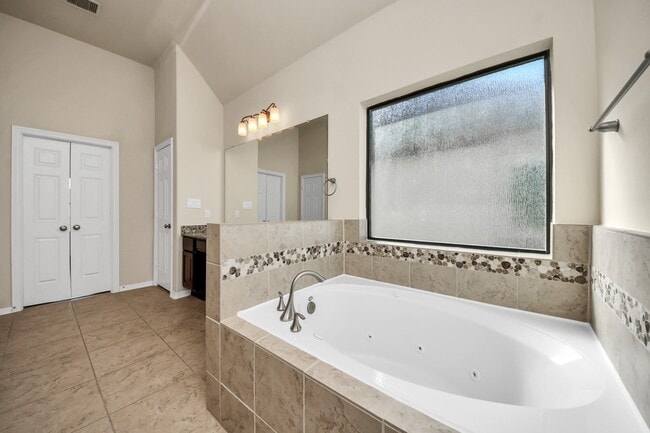 Building Photo - 2707 King's Retreat Cir