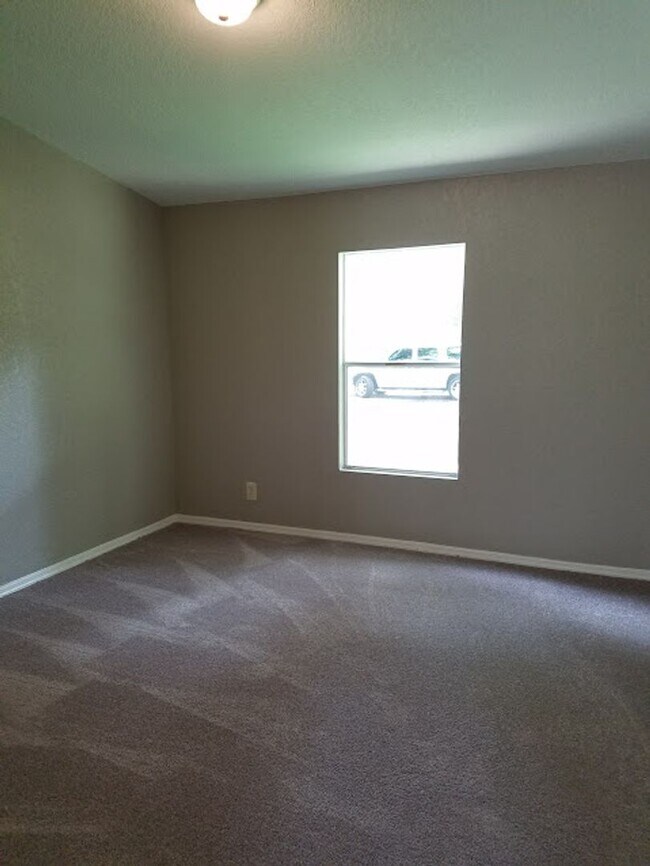 Building Photo - 3 Bed 2 Bath Bring your horses or livestock, the property is zoned agriculture