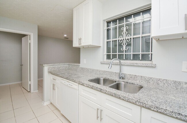 Building Photo - Charming Home for Rent in Southwest Houston !