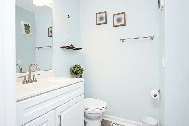 Building Photo - $500 Off 1st Month's Rent! Pet-Friendly End-Unit with Walkable Forest Lakes Lifestyle