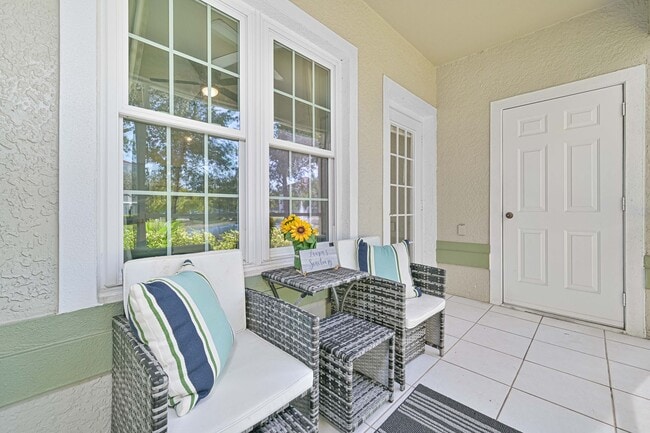 Building Photo - AVAILABLE January 2026 - 1/1 Condo - Acros...