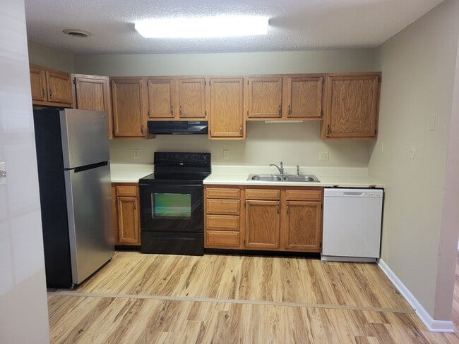 Building Photo - Knoxville 37922 - 2 bedroom, 2 bath townho...