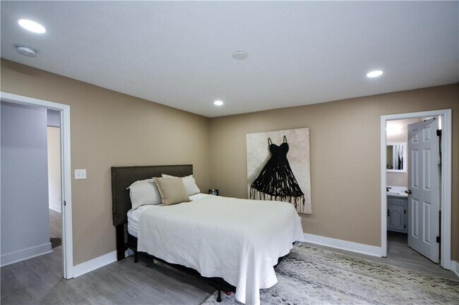 Building Photo - 643 Navarre Dr