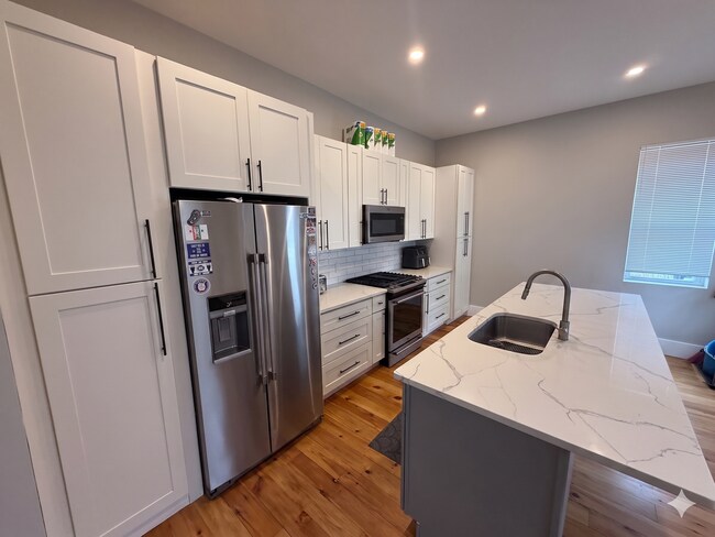 Building Photo - Modern Rental - South Side