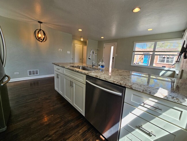 Building Photo - Heart of the City 1949 Charmer 2 Bed 1 Bat...