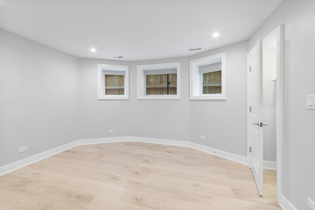 Building Photo - 935 W Winona St