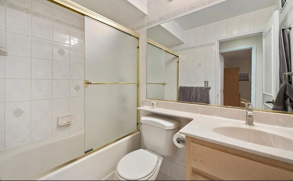 Building Photo - 7218 Via Maria