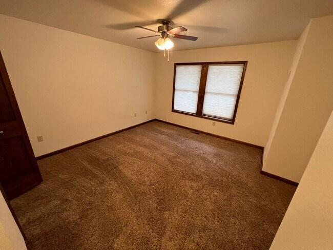 Building Photo - 409 S Broadway Ave