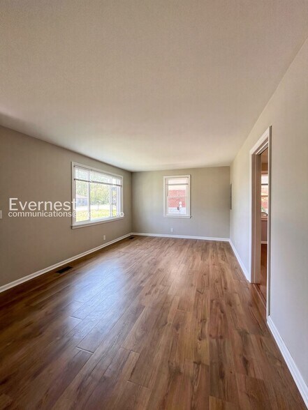 Building Photo - 3233 Southlake Dr