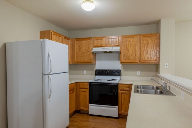 Building Photo - Charming 3BR/2.5BA Home with Spacious Back...