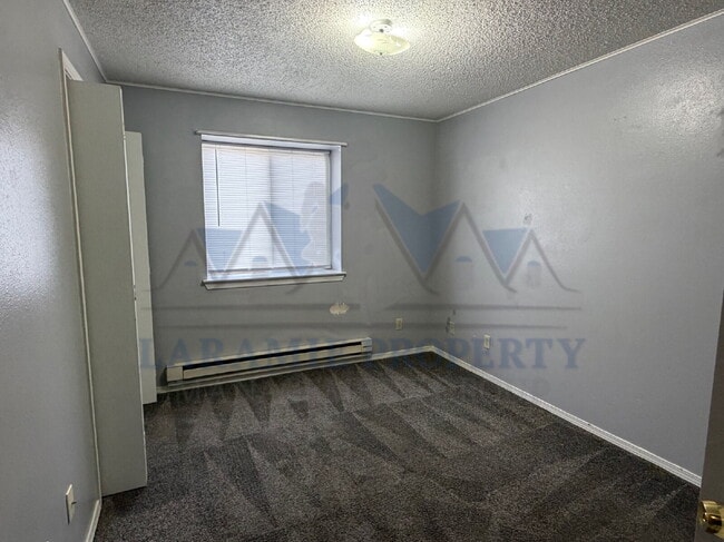 Building Photo - 3 Bedroom 2 Bathroom Apartment