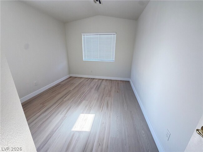 Building Photo - 513 Lava Beds Way