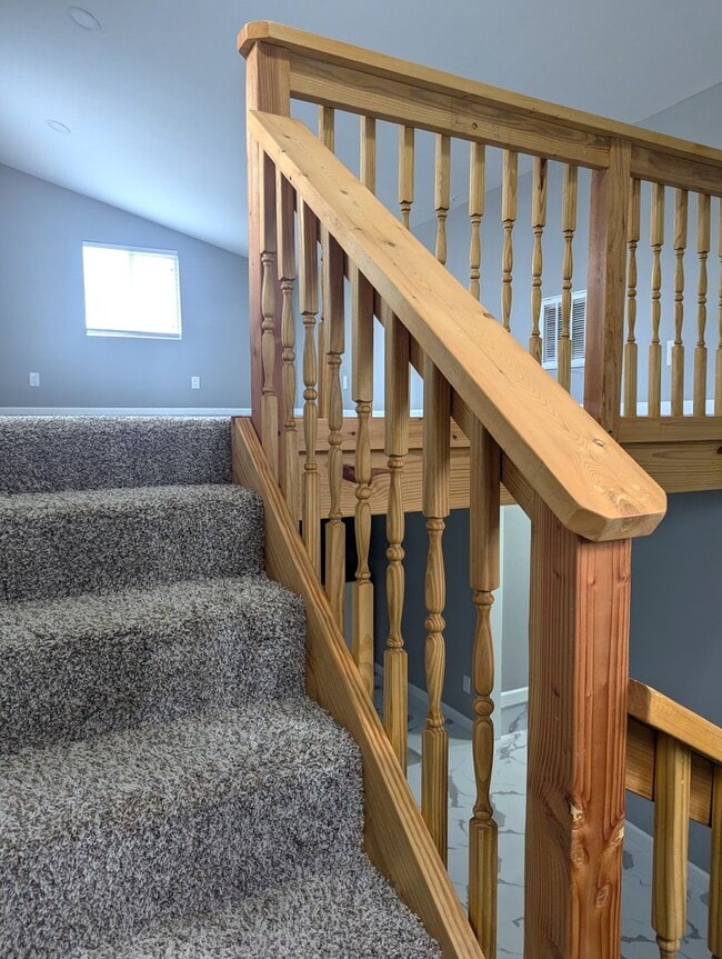 Building Photo - AVAILABLE NOW - $300 OFF 1ST FULL MONTH Modern Remodeled 3BR Home with Bonus Loft & Spacious Livi...