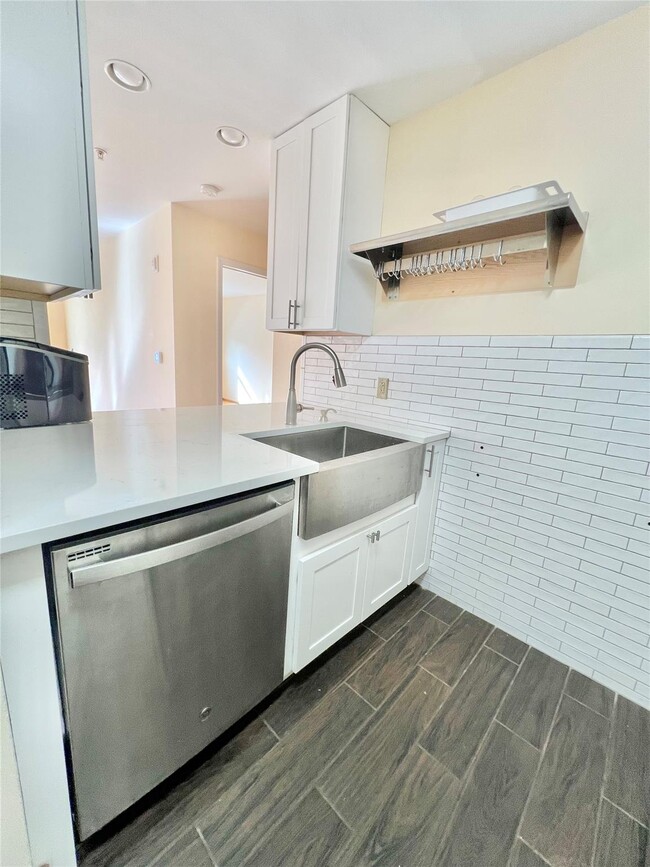 Building Photo - 309 Sutton Dr