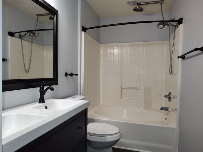 Building Photo - Move-in ready, Townhome Located in the Bra...