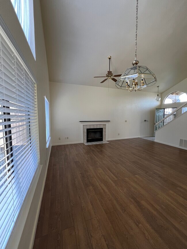 Building Photo - 903 Meadowhawk Dr