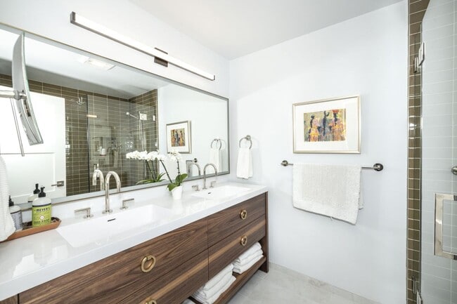 Building Photo - Tastefully Furnished 3 Bed, 2 Bath Home w/ Views of Greenbelt