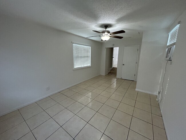 Building Photo - "Charming 3-Bedroom Home in St. Petersburg with Spacious 1,199 Sq Ft Layout!"