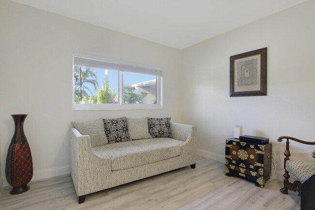 Building Photo - 466 Tequesta Dr