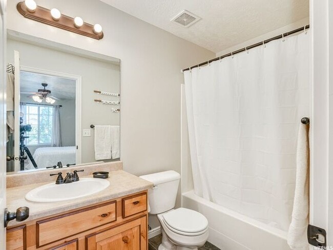 Building Photo - Beautiful Riverton Townhome w 1 car garage...