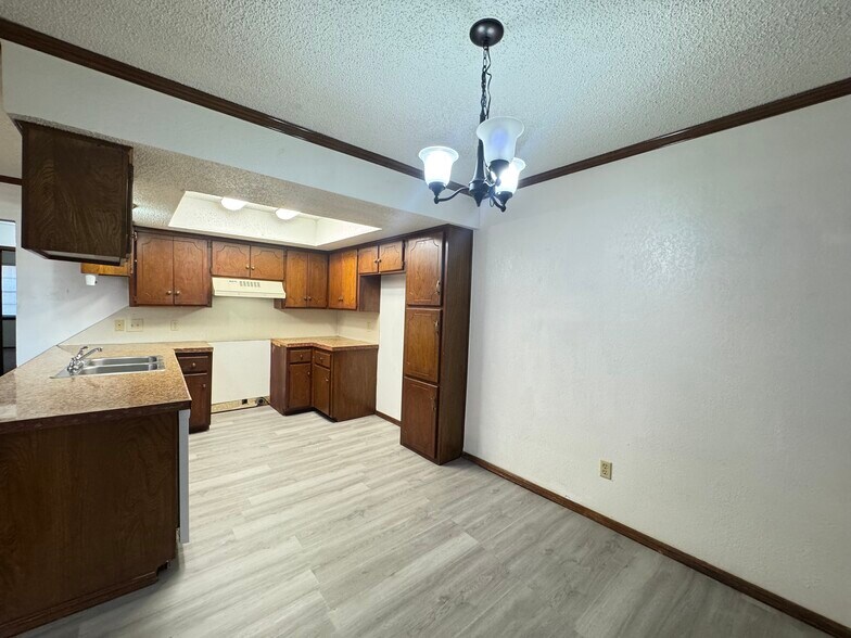 Building Photo - 9915 Larkspur Ln