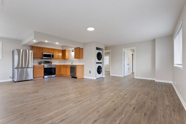 Building Photo - Newly Renovated 2 bedroom apartment - Available Now!