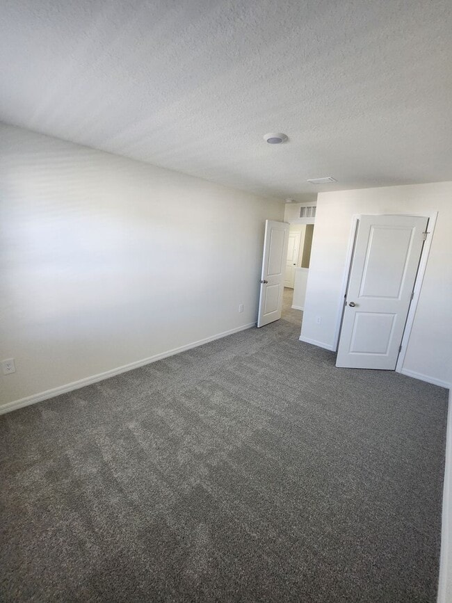 Building Photo - Spacious 4-Bedroom Modern Home in Oaks Preserve – Perfect Gainesville Location