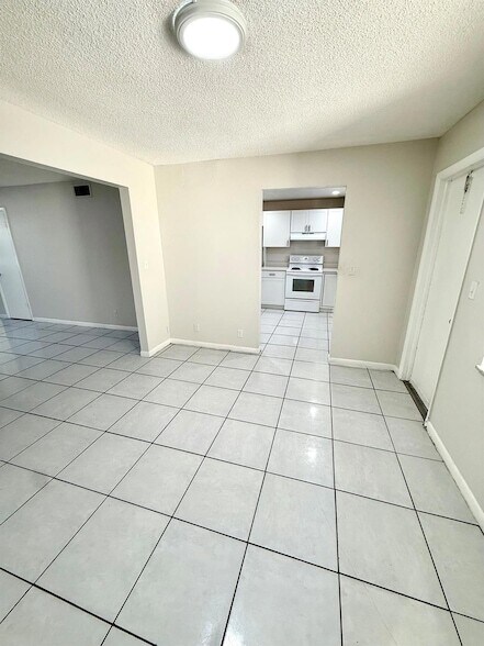 Building Photo - 3880 Woodside Dr