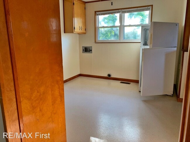 Building Photo - 3 br, 1 bath House - 870 Gilbert St.