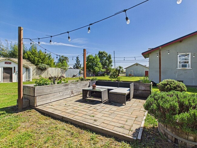 Building Photo - 2 bed 1 bath - Beautiful Outdoor Living