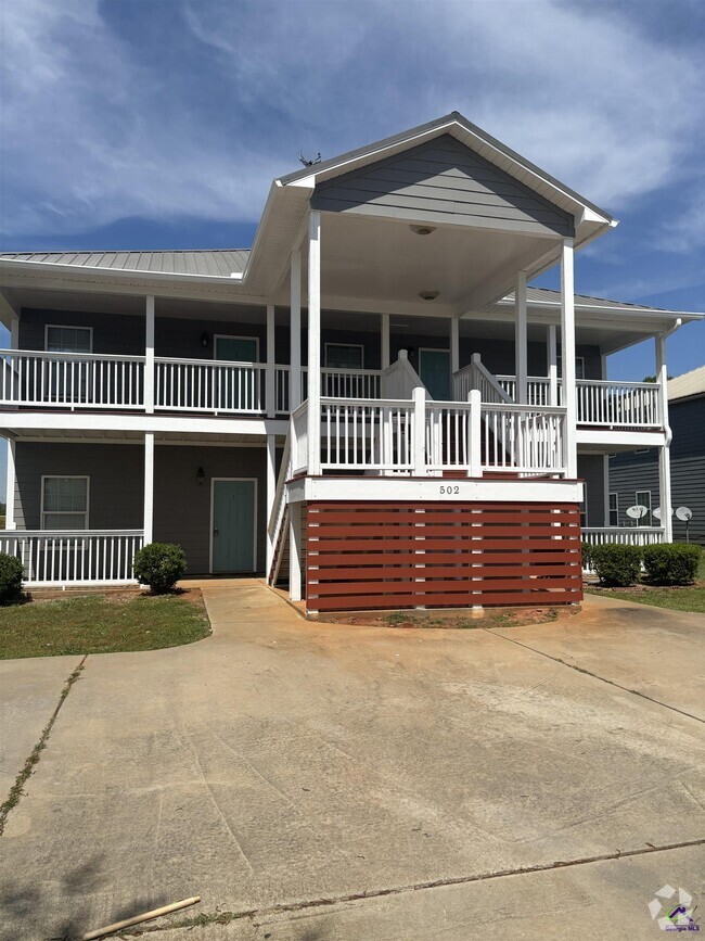 Building Photo - 502 Club Villa Court