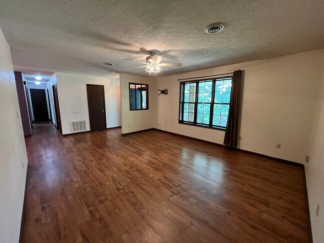 Building Photo - Single Family Home Close to FLW
