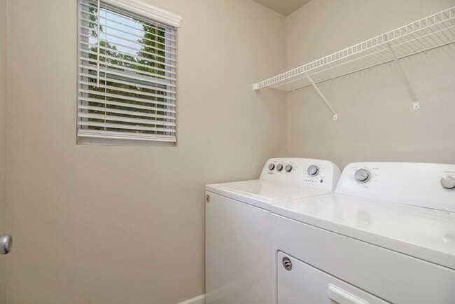 Building Photo - 10847 Carmen Oak Dr SE
