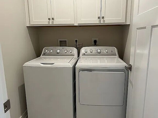 Building Photo - 104 S Durham Dr