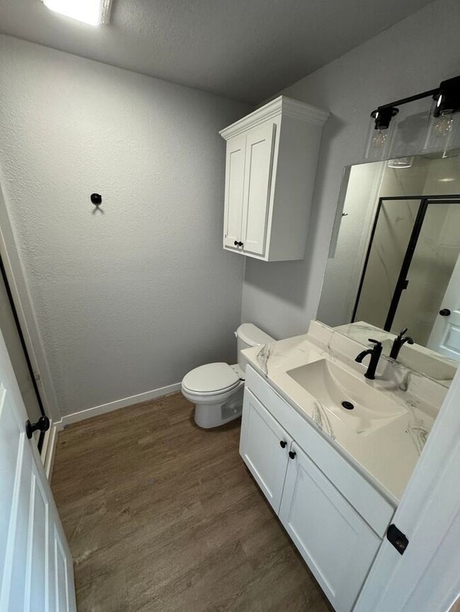 Building Photo - Newly remodeled duplex in Broken Arrow! Great location!