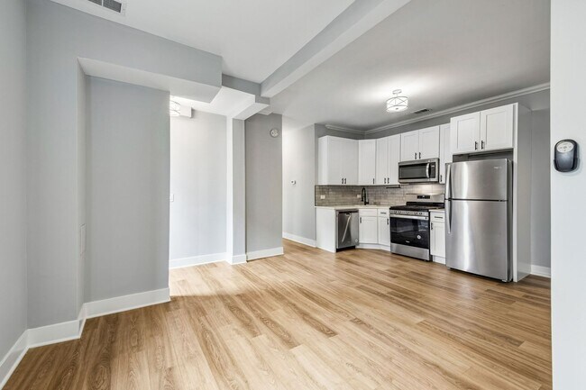 Building Photo - Gorgeous, Updated Duplex 2bd/2bth, Wicker Park Avail 5/1