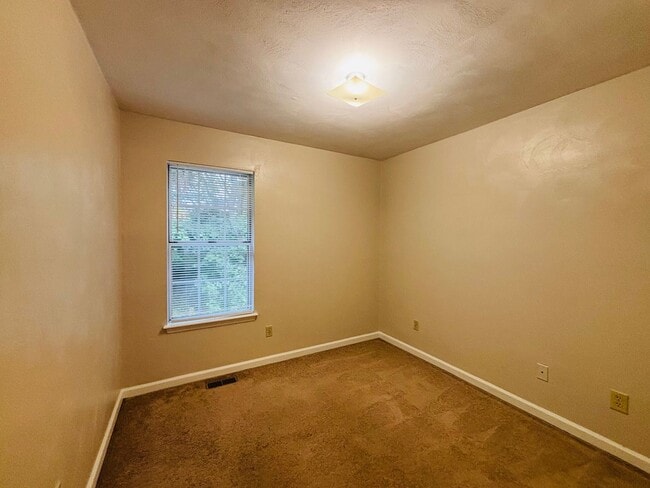 Building Photo - 876 Patrick Henry Dr