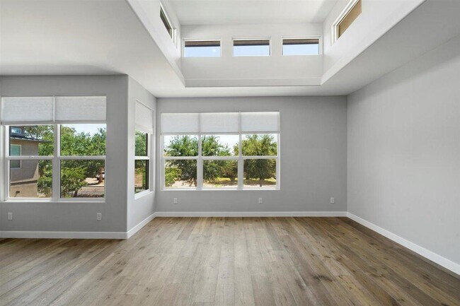 Building Photo - 1214 W 5th St