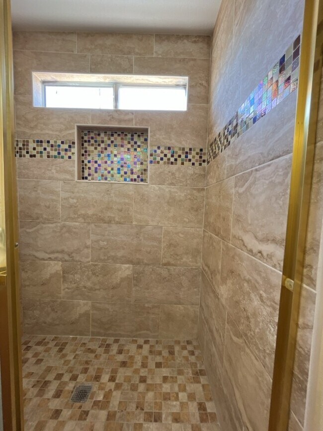 Building Photo - Experience luxurious living in this stunning 4-bedroom, 2.5-bathroom house
