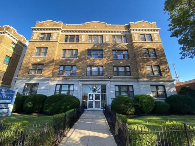 Building Photo - The Twin Oaks