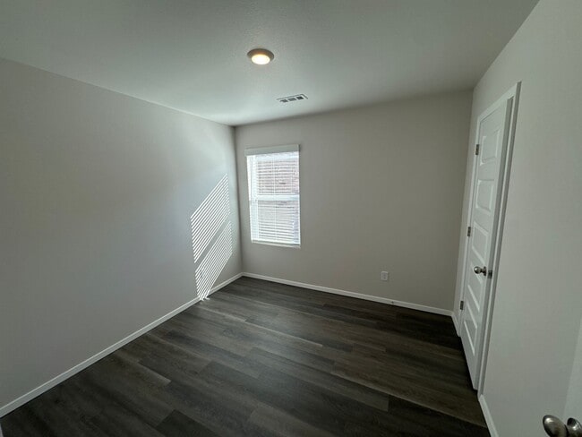 Building Photo - Now Pre-Leasing — Comfortable 3 Bedroom, 2 Bath Living in Barberry Court